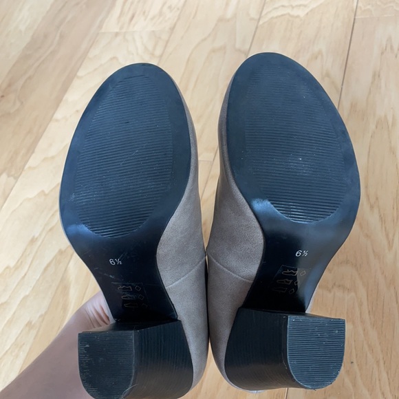 Round-toe taupe heels - Picture 3 of 6